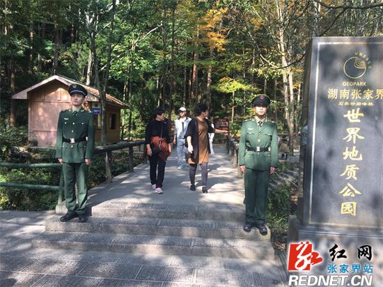 消防员在景区执勤