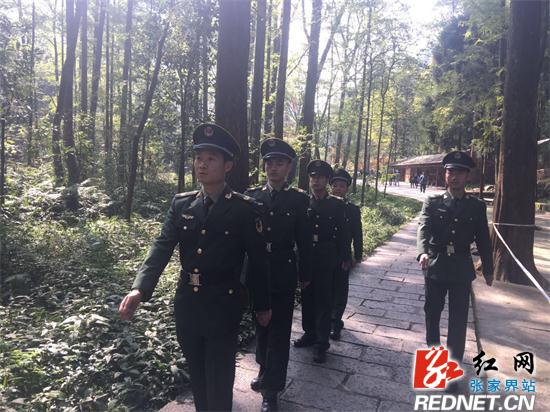 消防员在开展消防巡逻